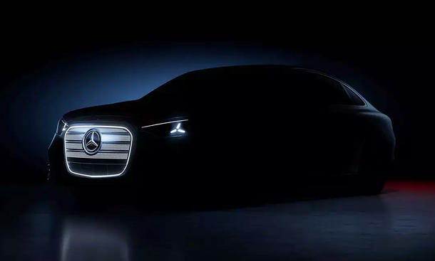Mercedes C-Klasse EQ (2026) - Mercedes Mercedes C-Klasse EQ (2026): Ein Teaserbild zeigt einen Schattenriss des Fahrzeugs von schräg vorne. Lediglich die LED-Tagfahrlichtsignatur und der LED-Kühlergrill sind erleuchtet.