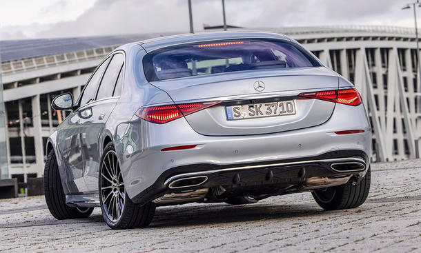 Allradlenkung: Das Bild zeigt eine Mercedes S-Klasse in einer Kurve mit mitlenkender Hinterachse.