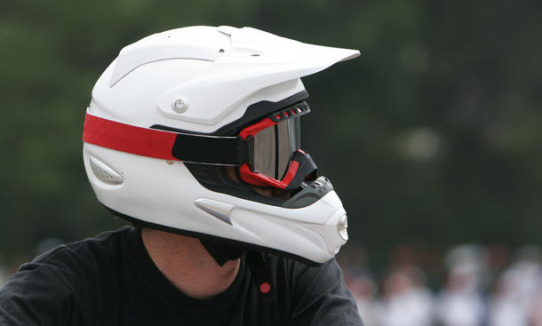 Ein Motocross Helm kann Fahrer:innen bei Unfällen entscheidend schützen.