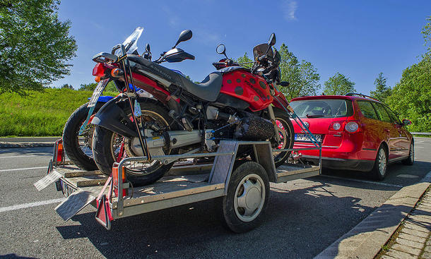 Motorradanhänger - Imago Motorradanhänger an einem Auto. Das Gespann steht auf einer Straße.