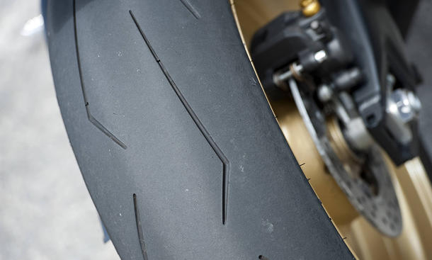 Neue Regeln für Motorradreifen - Imago Ein montierter Motorradreifen in der Detailaufnahme, von oben fotografiert.