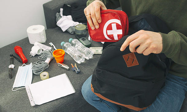 Notfallrucksack-Inhalt - iStock/olegkalina Notfallrucksack-Inhalt