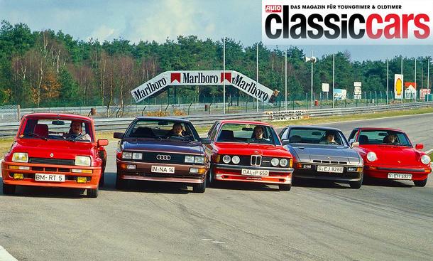 Der Renault 5 Turbo/Audi Quattro/Alpina B6 2.8/Porsche 924 Turbo/Porsche 911 SC statisch von schräg vorne fotografiert.