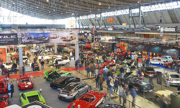 Der Blick über die Oldtimer-Messe Retro Classics Stuttgart