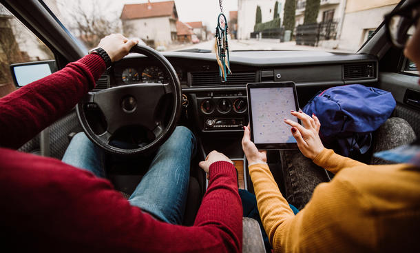 Wer sein Tablet auch im Auto nutzen möchte, sollte sich überlegen eine Halterung anzuschaffen.