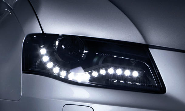 Das eingeschaltete Tagfahrlicht eines Audi A4. 