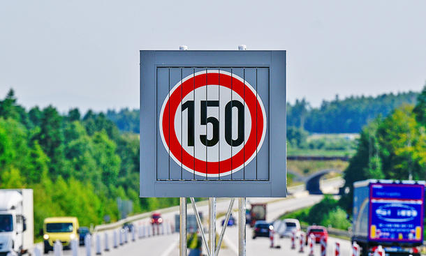 Tempo 150 in Tschechien - Imago Ein Wechselverkehrsschild auf einer tschechischen Autobahn.