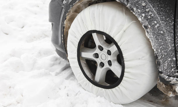 Textil-Schneeketten sind im Winter eine Alternative zu herkömmlichen Schneeketten.