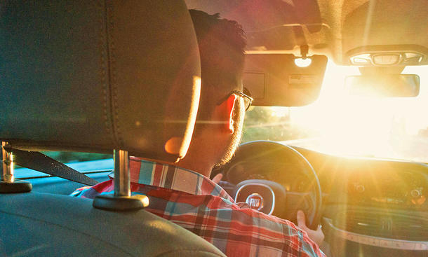 Tiefstehende Sonne beim Autofahren