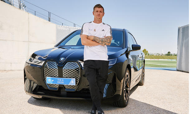 Tony Kroos im BMW iX (2024)