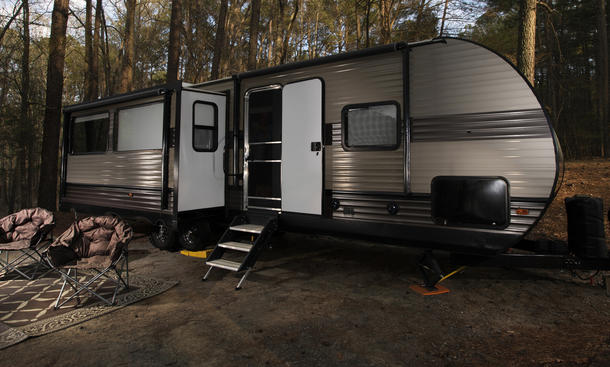 Ein Türfeststeller für das Wohnmobil oder den Wohnwagen kann eine praktische Hilfe beim Camping sein.