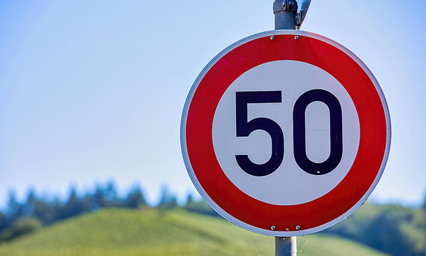 Verkehrszeichenerkennung nachrüsten - iStock/Peter Togel Verkehrszeichenerkennung nachrüsten
