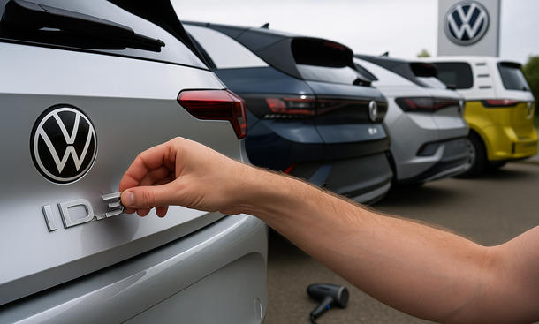 Elektroautos: VW will zu "richtigen Namen" zurückkehren - AUTO ZEITUNG (KI-generiert) Elektroautos: VW will zu "richtigen Namen" zurückkehren. KI-generiertes Symbolbild zeigt Hand, die ID.3-Modellbezeichnung am Auto entfernt.