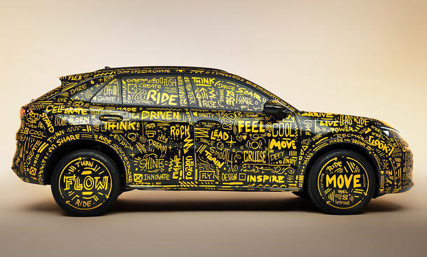 Das Bild zeigt den stark getarnten VW T-Roc (2025) von der Seite.