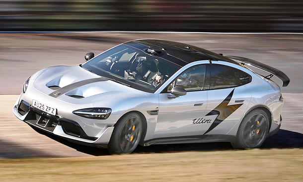 Der Xiaomi SU7 Ultra fährt durch eine Karussell-Passage der Nürburgring-Nordschleife, von vorne links fotografiert.