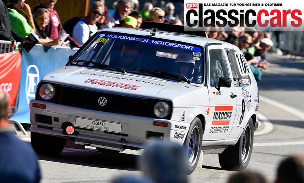 Der VW Golf 2 Pikes Peak fährt auf einer Rennveranstaltung vor Zuschauern, von vorne links fotografiert.