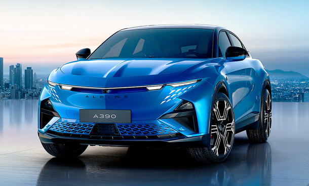 Der Alpine A390 (2025) steht vor einer Skyline, von vorne fotografiert.