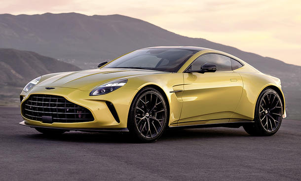 Der Aston Martin Vantage Facelift (2024) statisch von schräg vorne.
