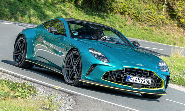 Aston Martin Vantage V8 fährt durch eine Linkskurve, von vorne rechts fotografiert.