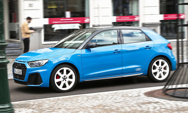 Der Audi A1 (2018) fährt durch eine Innenstadt, von links fotografiert.