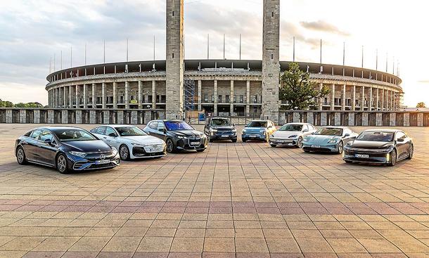 Gruppenbild mit den acht Elektroautos Mercedes EQS, Audi A6 e-tron, BMW iX, Volvo EX90, Kia EV3, Hyundai Ioniq 6, Porsche Taycan und Lucid Air.
