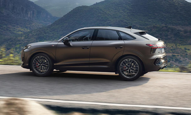 Audi Q3 Sportback 2025 fahrend im Gebirge, fotografiert von der Seite.