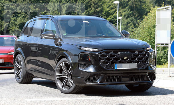 Der Audi SQ7 (2026) biegt als Erlkönig auf eine Landstraße ein, von vorne fotografiert.
