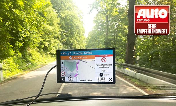 Die Innenaufnahme zeigt das Garmin-Navi Camper 795 MT-D EU, das an einer Windschutzscheibe angebracht ist. Auf dem Display wird eine Warnung angezeigt.