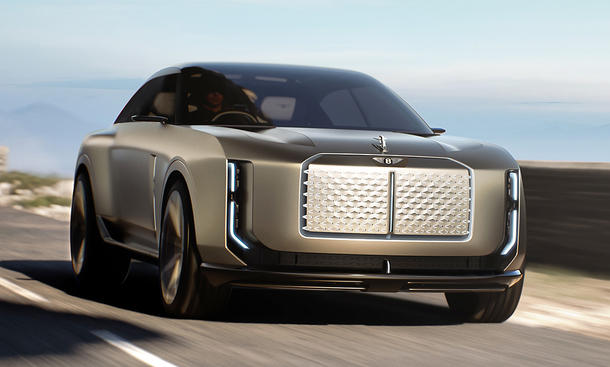 Die Studie Bentley EXP15 (2025) fährt eine Küstenstraße entlang, von vorne fotografiert.