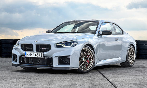 BMW M2 CS (2025) - BMW M واحد من BMW M2 CS (2025) ، ثابت من اليسار الأمامي.