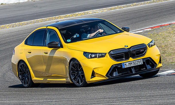 Der BMW M5 fährt auf dem Nürburgring, von vorne rechts fotografiert.