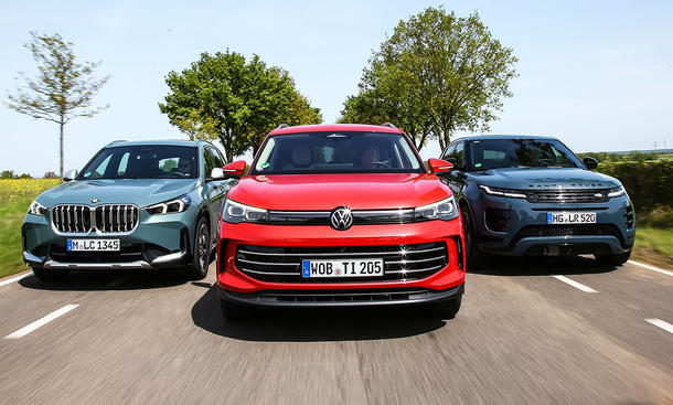 BMW X1/VW Tiguan/Range Rover Evoque; Kompakt-SUV fahrend von vorne