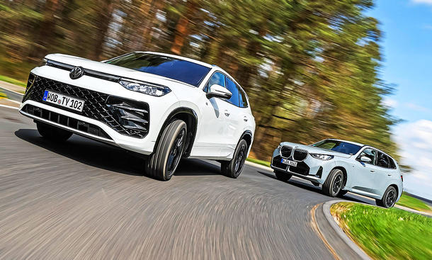Blick von schräg vorne auf die beiden fahrenden SUV VW Tayron und BMW X3.