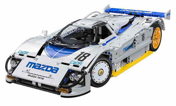 Das Bild zeigt den Cada Mazda 787B statisch von schräg vorne links.