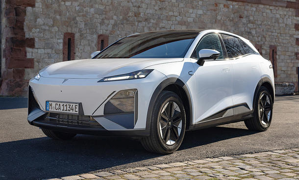 Der Changan Deepal S07 (2025) steht vor einem alten Gemäuer, von vorne links fotografiert.