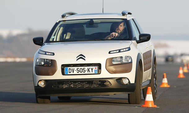 Der Citroën C4 Cactus (2014) durchfährt einen Slalom-Parcours, von vorne fotografiert.