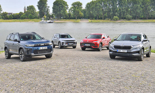 Dacia Bigster, KGM Torres, MG HS und Skoda Karoq stehen in einer Formation an einem Pier, von vorne fotografiert.
