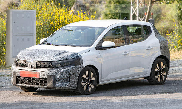 Das Dacia Sandero Facelift (2026) fährt als Erlkönig auf einer Straße, von vorne links fotografiert.