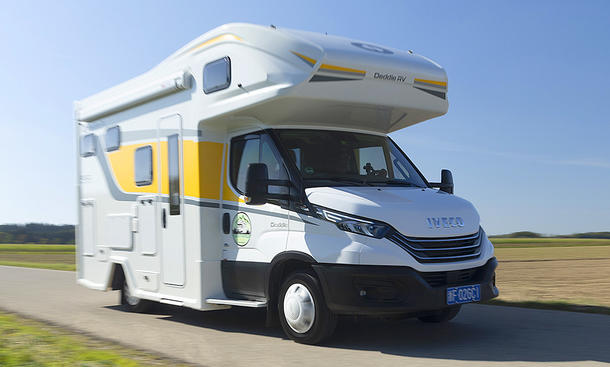 Das Bild zeigt den Deddle Easy Tour (2025) fahrend von schräg vorne rechts fotografiert.