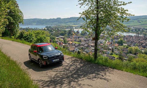 Mini JCW Countryman All4: Das Bild zeigt das Auto auf einer kleinen Landstraße oberhalb des Bodensees.
