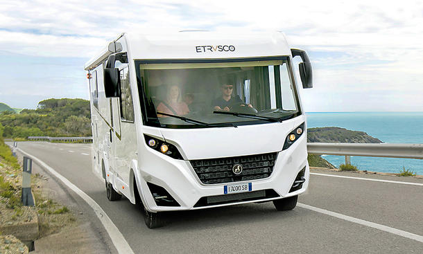 Die Außenaufnahme zeigt den Etrusco I 7400 QBC (2025) fahrend von schräg vorne rechts.