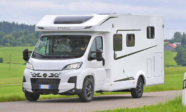 Das Bild zeigt den Etrusco T 6.9 SBC (2025) fahrend von schräg vorne links fotografiert.