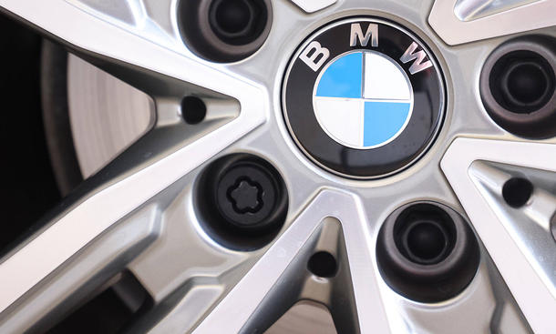 BMW-Alufelge mit Felgenschloss, fotografiert im Stand