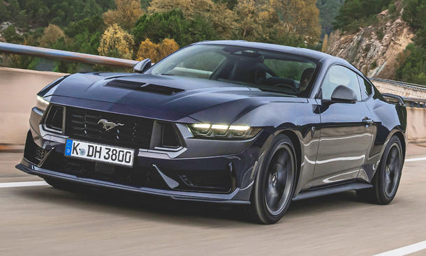 Ford Mustang Dark Horse (2024) fahrend, von vorne