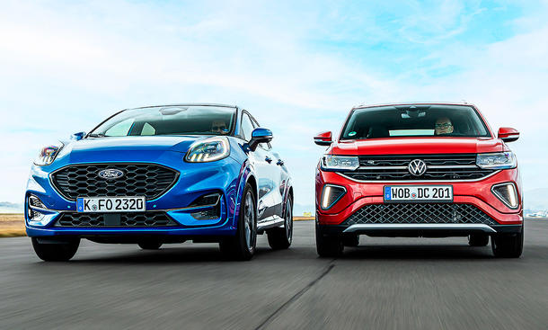 Blick von vorne auf die fahrenden SUV Ford Puma und VW T-Cross.