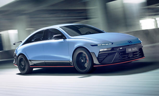 Der Hyundai Ioniq 6 N (2025) fährt durch eine Tiefgarage, von vorne rechts fotografiert.