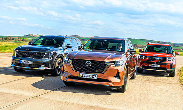 Gruppenbild mit Blick von schräg vorne auf die drei SUV Kia Sorento, Mazda CX-80 und Hyundai Santa Fe.
