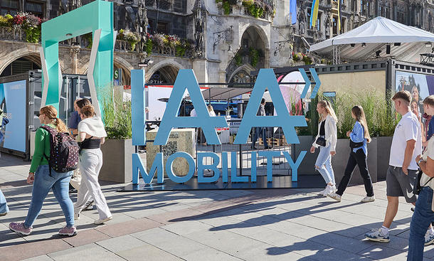 Auf einem hoch frequentierten Platz in München steht die Lettern "IAA Mobility".
