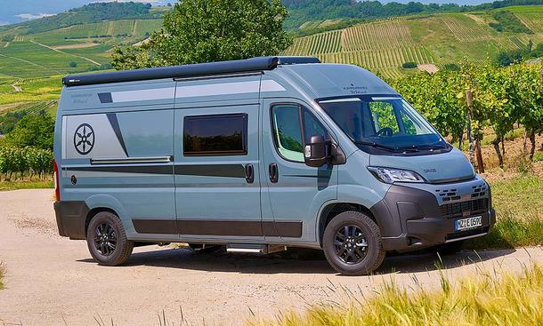 Das Bild zeigt den Karmann Davis 590 TS (2025) statisch von schräg vorne rechts fotografiert. Im Hintergrund sind Weinberge zu sehen.