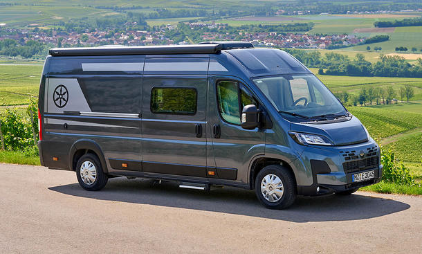 Karmann Davis 620 LS (2025) steht auf einem Platz mit Aussicht auf eine weite Ebene und Dörfer.